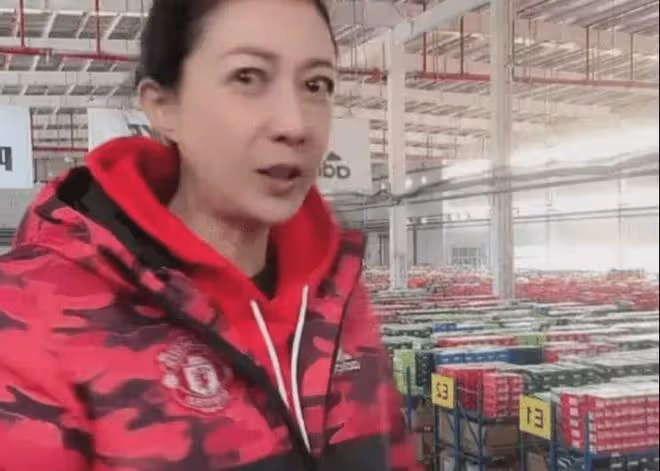 49歲吳綺莉工廠帶貨,被贊活出自我,女兒現狀淒涼,領救助金生活