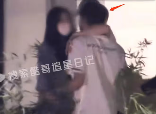 王凱被拍深夜酒吧玩樂，身旁跟隨三位年輕美女，喝到爛醉不能行走