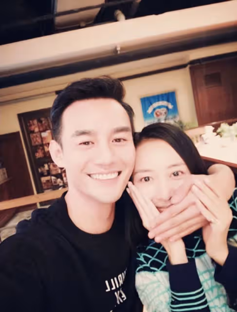 王凱被拍深夜酒吧玩樂，身旁跟隨三位年輕美女，喝到爛醉不能行走