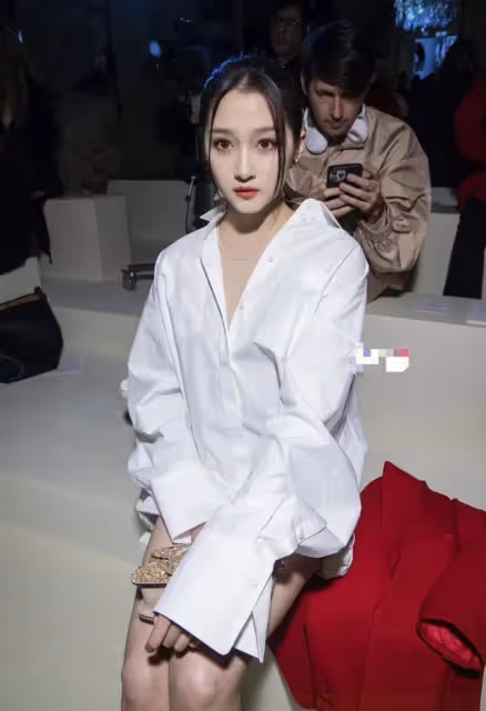 關曉彤時裝周生圖曝光!下衣失蹤秀白皙筷子腿,粉塗太厚像戴面具