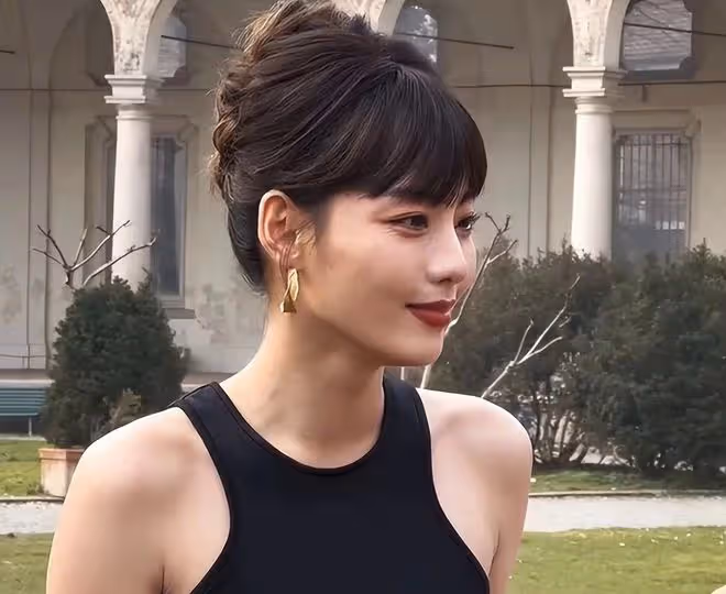 關曉彤時裝周生圖曝光!下衣失蹤秀白皙筷子腿,粉塗太厚像戴面具