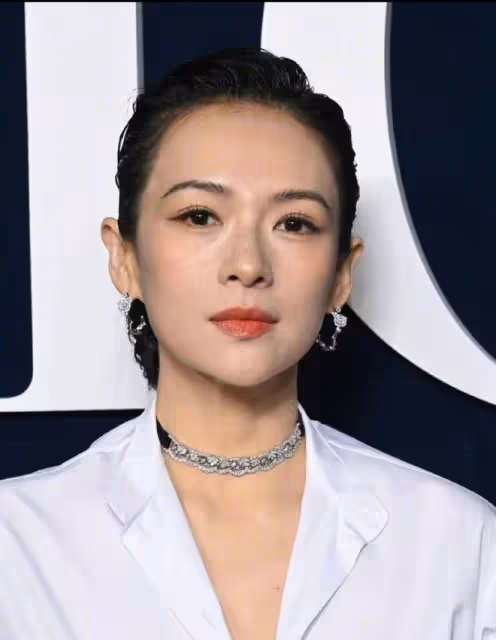 關曉彤時裝周生圖曝光!下衣失蹤秀白皙筷子腿,粉塗太厚像戴面具