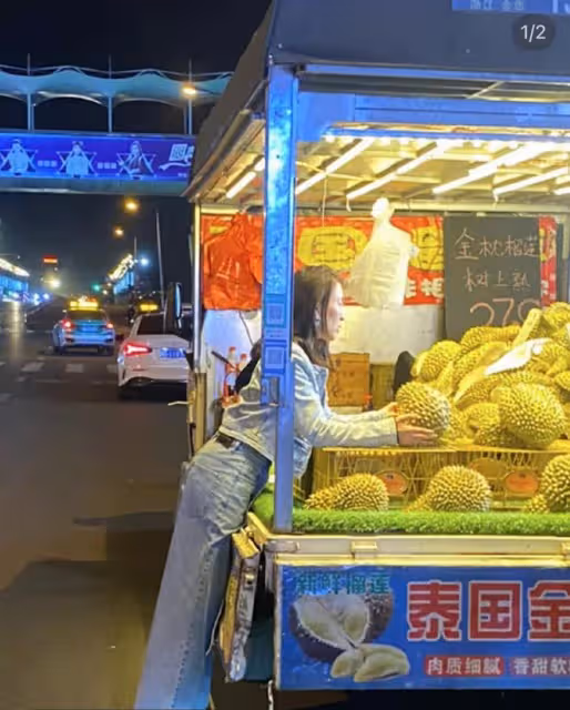 42歲馬蘇被偶遇逛路邊攤，靠在貨車上接地氣，身形臃腫模樣很路人