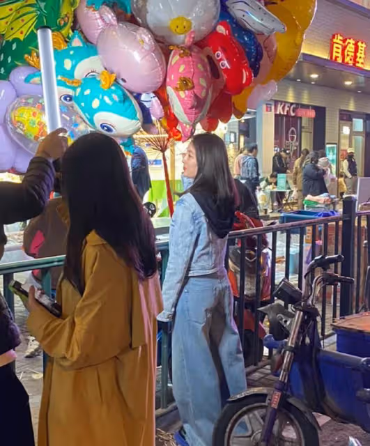 42歲馬蘇被偶遇逛路邊攤，靠在貨車上接地氣，身形臃腫模樣很路人