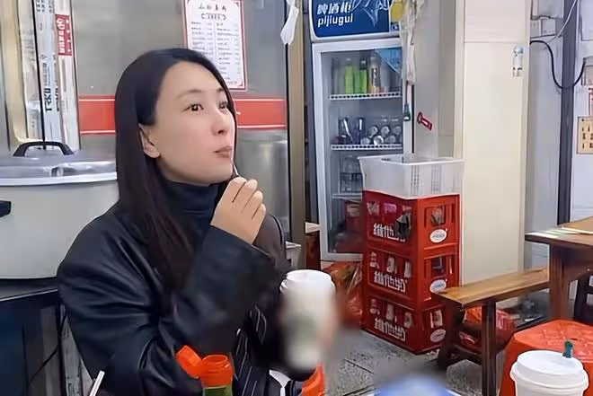 42歲馬蘇被偶遇逛路邊攤，靠在貨車上接地氣，身形臃腫模樣很路人