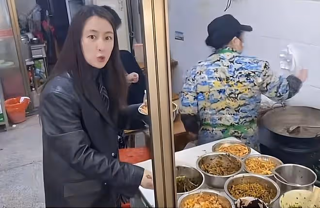 42歲馬蘇被偶遇逛路邊攤，靠在貨車上接地氣，身形臃腫模樣很路人