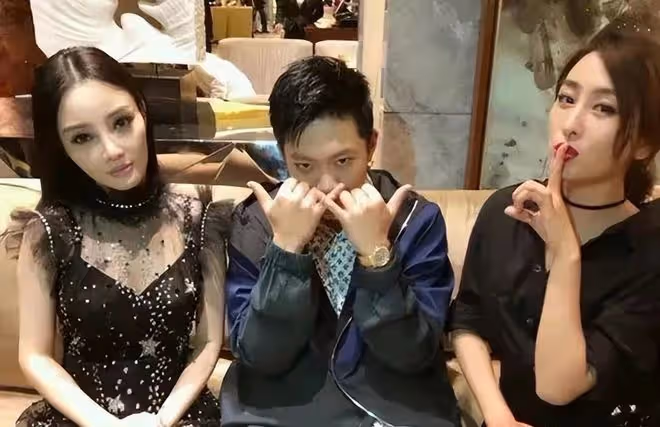 42歲馬蘇被偶遇逛路邊攤，靠在貨車上接地氣，身形臃腫模樣很路人