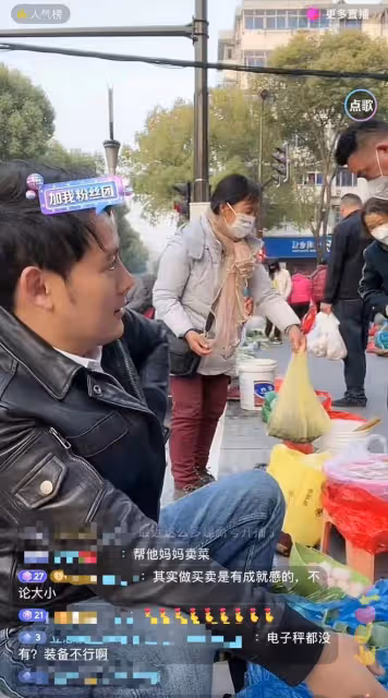 38歲男星無戲拍回農村，6點擺地攤賣菜熱情吆喝，天冷凍得直搓手