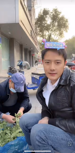 38歲男星無戲拍回農村，6點擺地攤賣菜熱情吆喝，天冷凍得直搓手