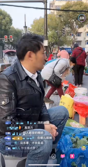 38歲男星無戲拍回農村，6點擺地攤賣菜熱情吆喝，天冷凍得直搓手