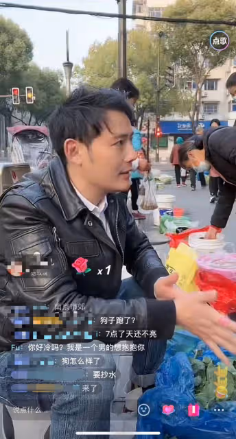 38歲男星無戲拍回農村，6點擺地攤賣菜熱情吆喝，天冷凍得直搓手