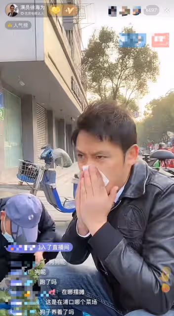 38歲男星無戲拍回農村，6點擺地攤賣菜熱情吆喝，天冷凍得直搓手