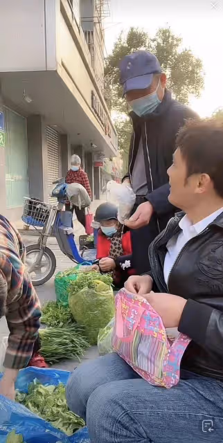 38歲男星無戲拍回農村，6點擺地攤賣菜熱情吆喝，天冷凍得直搓手
