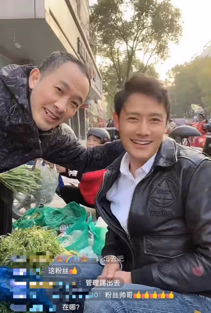 38歲男星無戲拍回農村，6點擺地攤賣菜熱情吆喝，天冷凍得直搓手