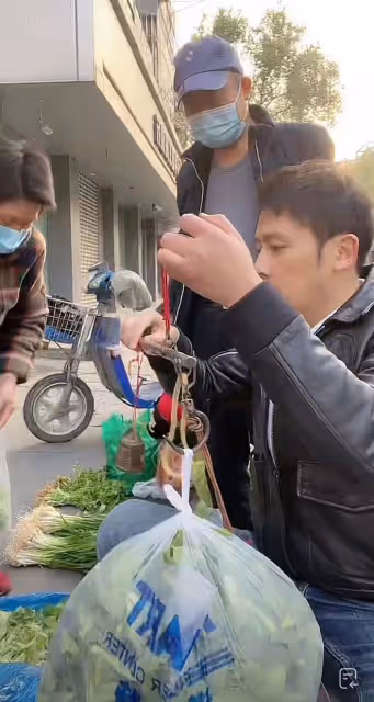 38歲男星無戲拍回農村，6點擺地攤賣菜熱情吆喝，天冷凍得直搓手