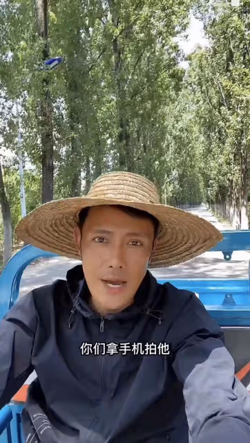 38歲男星無戲拍回農村，6點擺地攤賣菜熱情吆喝，天冷凍得直搓手