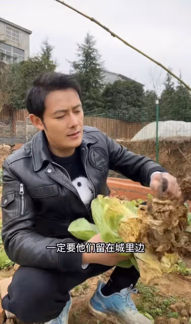 38歲男星無戲拍回農村，6點擺地攤賣菜熱情吆喝，天冷凍得直搓手