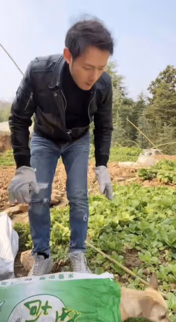 38歲男星無戲拍回農村，6點擺地攤賣菜熱情吆喝，天冷凍得直搓手