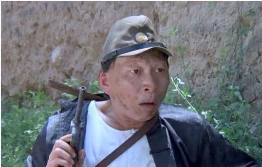看潘長江的舉起手來有多經典?這鬼子兵不好當!李明這搞笑功底!