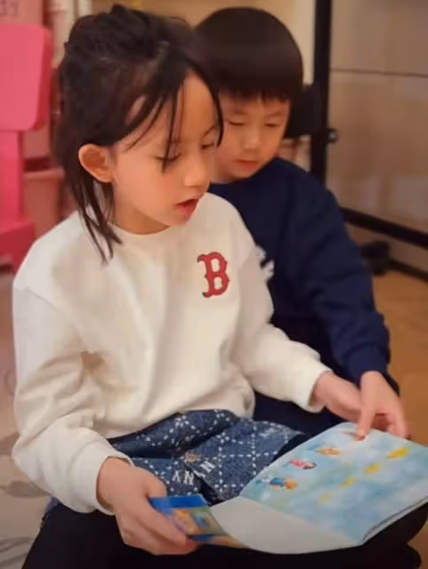 黃磊一家出門踏春,多妹顏值逆襲趕超姐姐,彼得潘似迷你版劉昊然