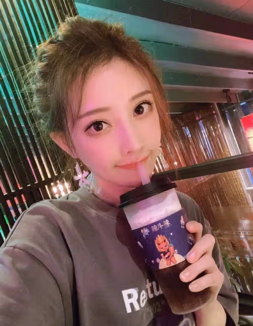 馮提莫這能力，當個主持人也很可，大街上唱歌絲毫沒有違和感