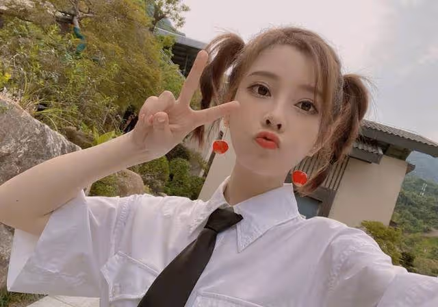 馮提莫這能力，當個主持人也很可，大街上唱歌絲毫沒有違和感