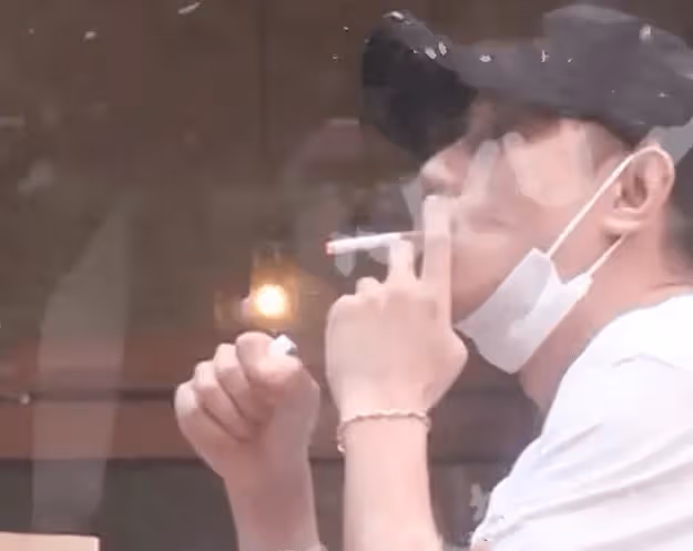 文章:被曝與一女子約會煙不離手好落魄,女明星越活越幸福