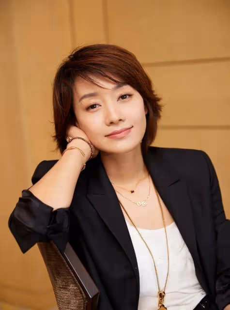 文章:被曝與一女子約會煙不離手好落魄,女明星越活越幸福