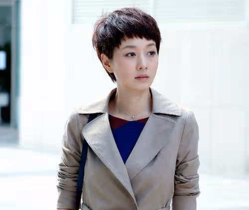 文章:被曝與一女子約會煙不離手好落魄,女明星越活越幸福