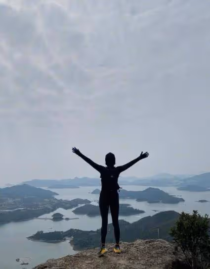 劉嘉玲身穿紅絲襪秀美腿,身材部下垂嚴重,手上鑽戒太吸眼球