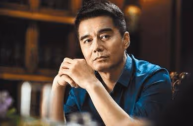 因一部戲再度翻紅的許亞軍,四任妻子個個是寵兒,他到底憑什麼?