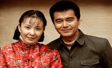 因一部戲再度翻紅的許亞軍,四任妻子個個是寵兒,他到底憑什麼?