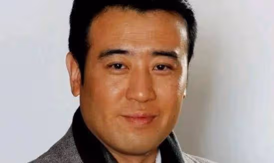演員於和偉：2段著名緋聞，寵妻31年，他的生活有多精彩？