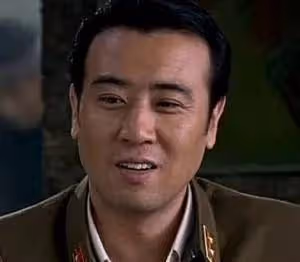 演員於和偉：2段著名緋聞，寵妻31年，他的生活有多精彩？