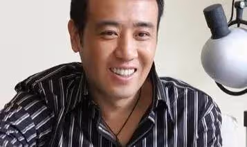 演員於和偉:2段著名緋聞,寵妻31年,他的生活有多精彩?