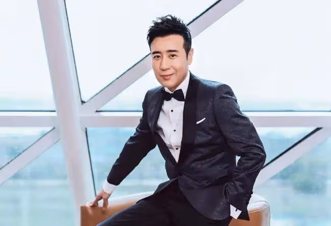 演員於和偉:2段著名緋聞,寵妻31年,他的生活有多精彩?