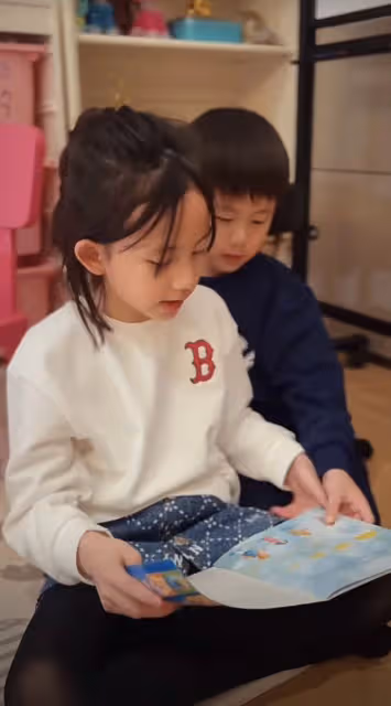 孫莉曬一家五口日常，滿牆書籍很壯觀，黃磊為兒子戴頭盔父愛滿滿