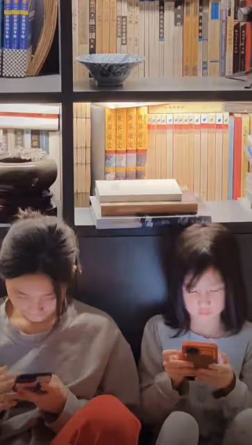 孫莉曬一家五口日常，滿牆書籍很壯觀，黃磊為兒子戴頭盔父愛滿滿