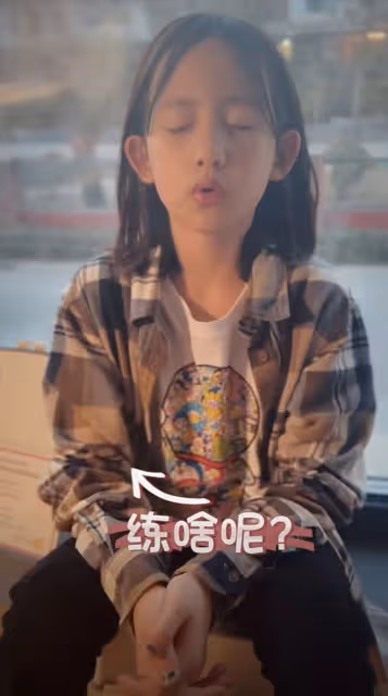 孫莉曬一家五口日常，滿牆書籍很壯觀，黃磊為兒子戴頭盔父愛滿滿