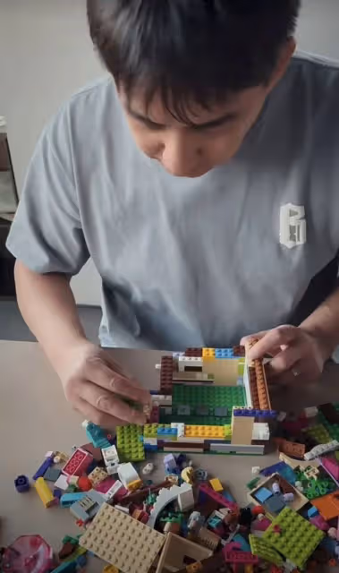 孫莉曬一家五口日常,滿牆書籍很壯觀,黃磊為兒子戴頭盔父愛滿滿
