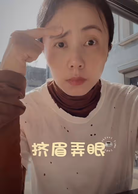 孫莉曬一家五口日常,滿牆書籍很壯觀,黃磊為兒子戴頭盔父愛滿滿