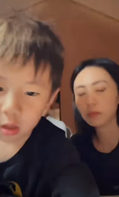 孫莉曬一家五口日常,滿牆書籍很壯觀,黃磊為兒子戴頭盔父愛滿滿
