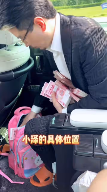 網紅國岳夫婦為小澤澤捐款！生子十幾天半夜趕路，50萬現金裝滿包