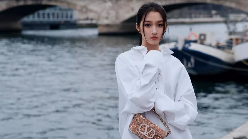 關曉彤巴黎時裝周造型絕美，穿白襯衫玩下衣失蹤，長腿好身材搶鏡