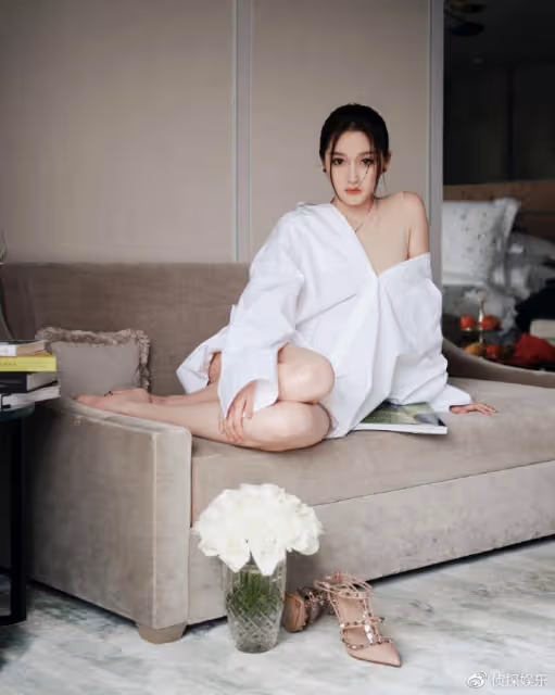 關曉彤巴黎時裝周造型絕美,穿白襯衫玩下衣失蹤,長腿好身材搶鏡