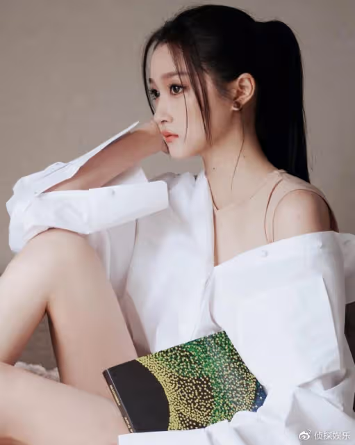 關曉彤巴黎時裝周造型絕美,穿白襯衫玩下衣失蹤,長腿好身材搶鏡