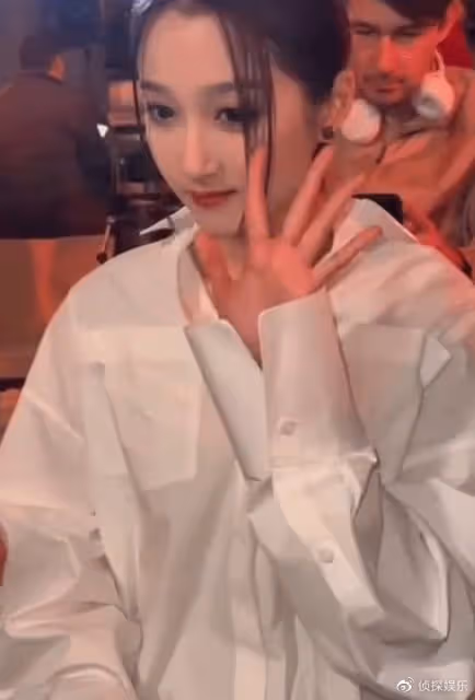 關曉彤巴黎時裝周造型絕美,穿白襯衫玩下衣失蹤,長腿好身材搶鏡