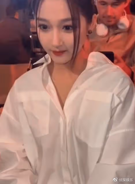 關曉彤巴黎時裝周造型絕美,穿白襯衫玩下衣失蹤,長腿好身材搶鏡