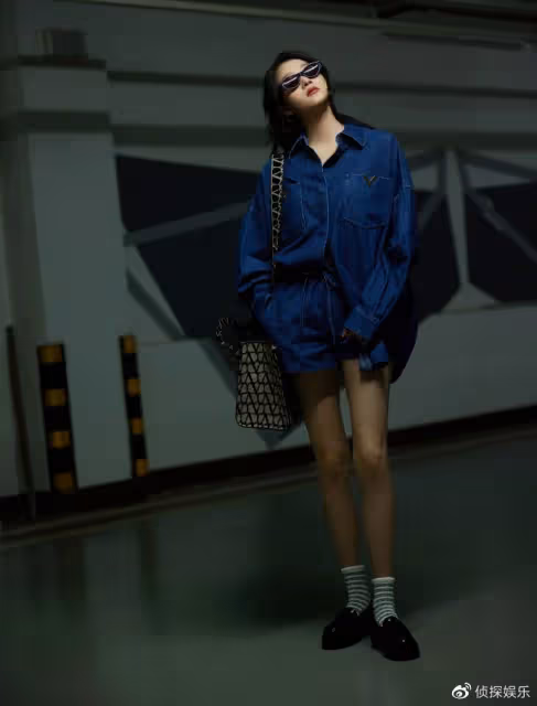 關曉彤巴黎時裝周造型絕美,穿白襯衫玩下衣失蹤,長腿好身材搶鏡