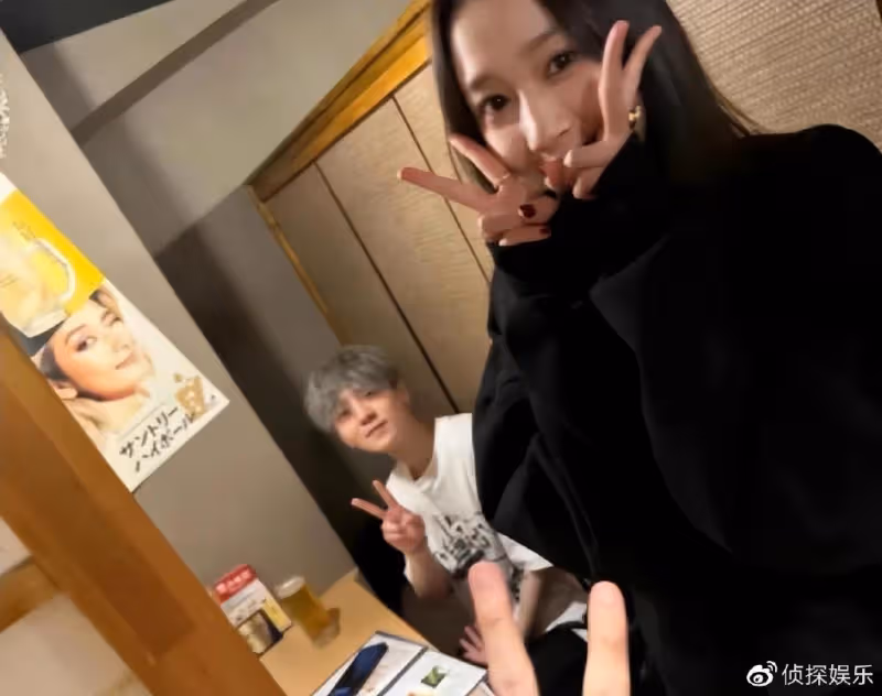 關曉彤巴黎時裝周造型絕美,穿白襯衫玩下衣失蹤,長腿好身材搶鏡